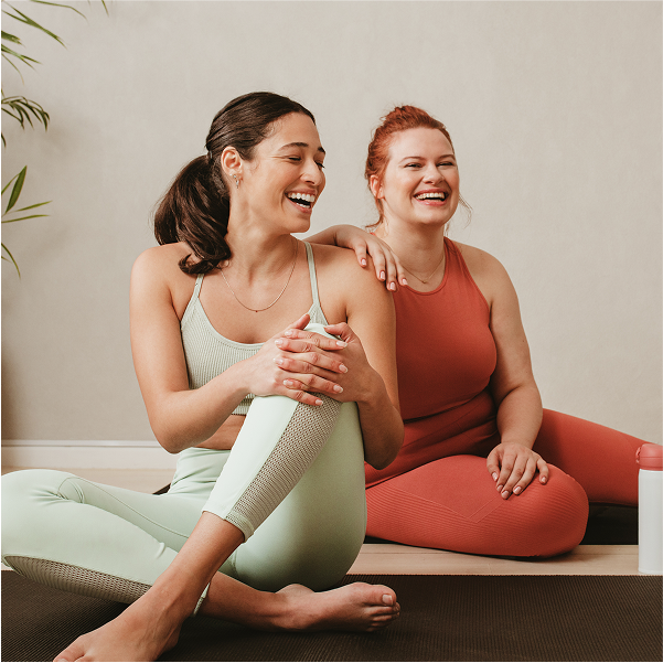 Zwei Frauen machen gemeinsam Yoga